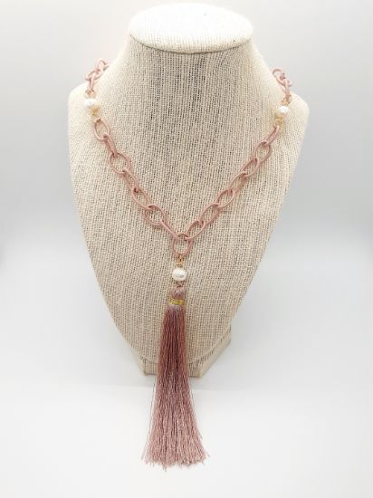 Picture of Tassel and pearls necklace