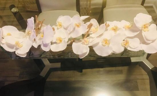 Picture of Artificial floral arrangement white orchids real touch in rectangular crystal base with solid water. Home decorsbyjacky/ Arreglo floral artificial orquideas blancas toque real en base rectangular con agua sólida. Hogar decorsbyjacky