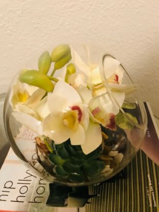 Picture of Artificial white flowers arrangement in round crystal base with solid water. Perfect for a gift. Ideal for decorating your home or office. Arreglo flores artificiales blancas en base redonda de cristal con agua sólida. Ideal para decorar su hogar u oficina.