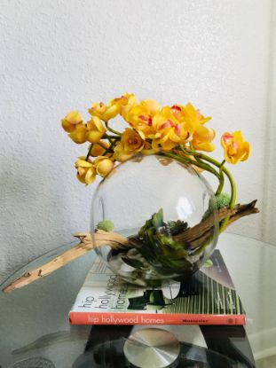 Picture of Artificial floral arrangement yellow orquids in round vase with solid water. Home decorsbyjacky. Arreglo floral orquídeas  amarillas  artificiales en base redonda de cristal con agua sólida.