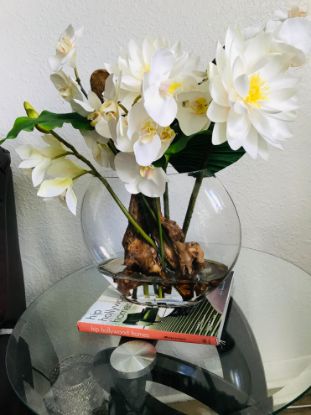 Picture of Artificial arrangement of mixed white flowers on a glass base. Home decorsbyjacky. Arreglo artificial  flores variadas en base de cristal.