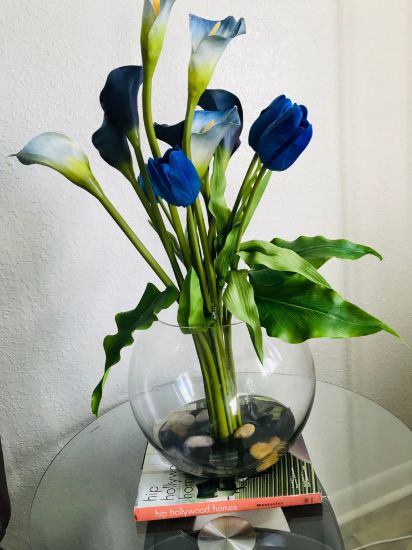Picture of Artificial floral arrangement tulips and blue gladioli. Home decorsbyjacky. Arreglo floral gladiolos y tulipanes color azul artificiales  