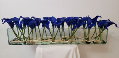 Picture of Artificial Floral Arrangement 39 pieces Dark Blue Color Calla Lily Faux Flowers in Rectangular Crystal Vase with Solid Water Home Decoration