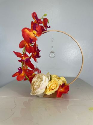 Picture of Centro de mesa con flores artificiales para eventos by Laly's Creations