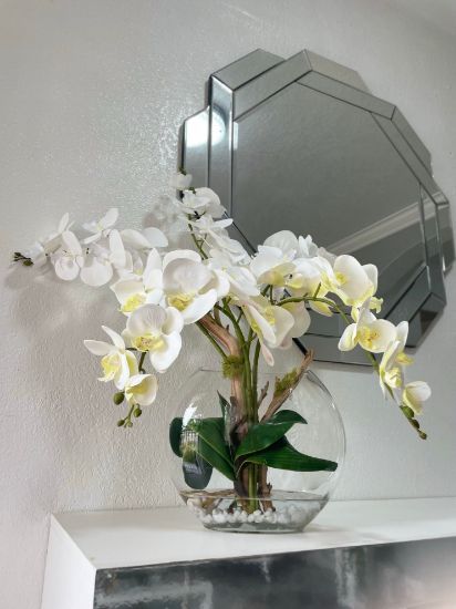 Picture of Base de cristal con orquideas artificiales by Laly's Creations